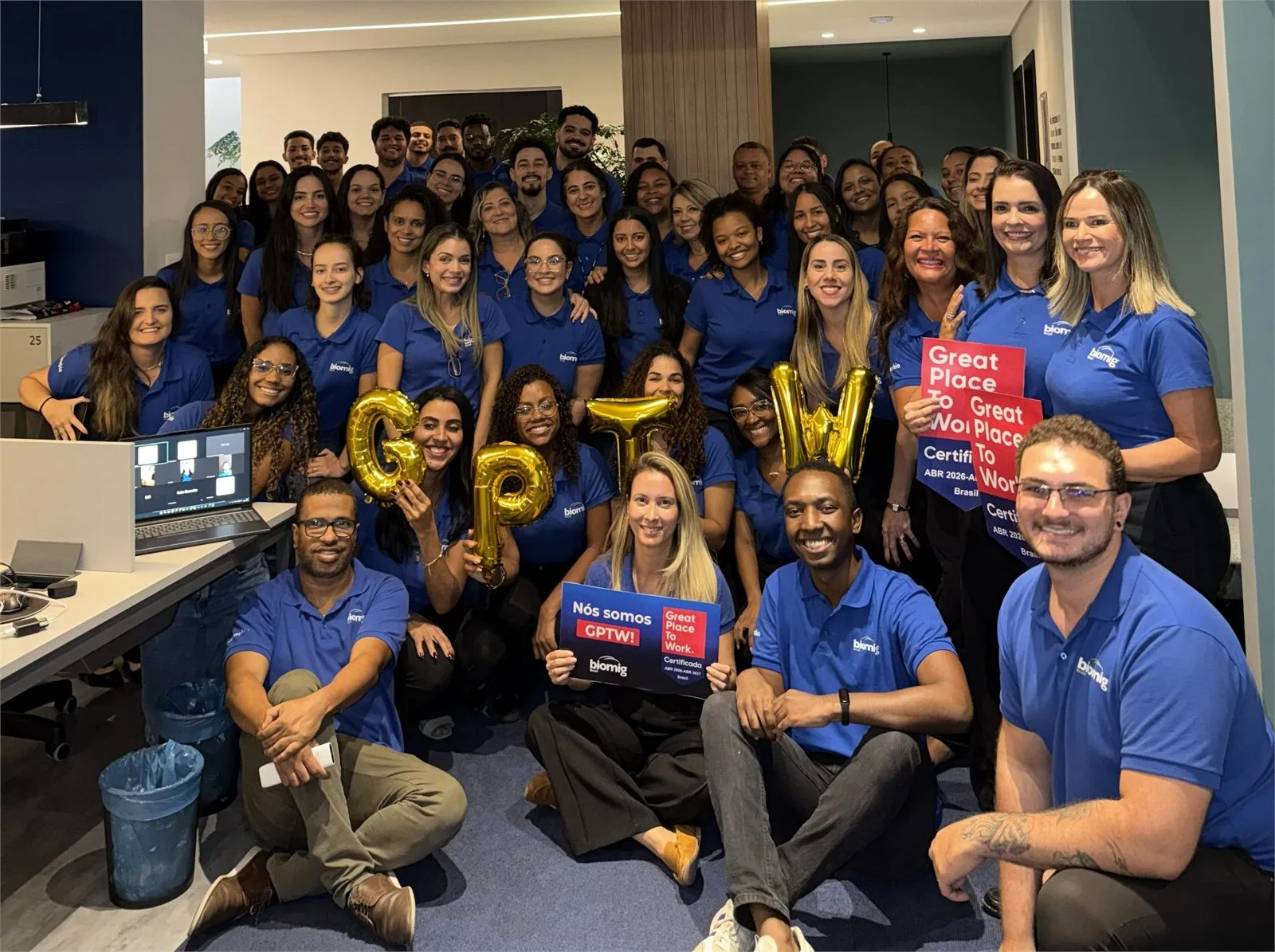 Equipe Biomig reunida, celebrando a certificação Great Place To Work